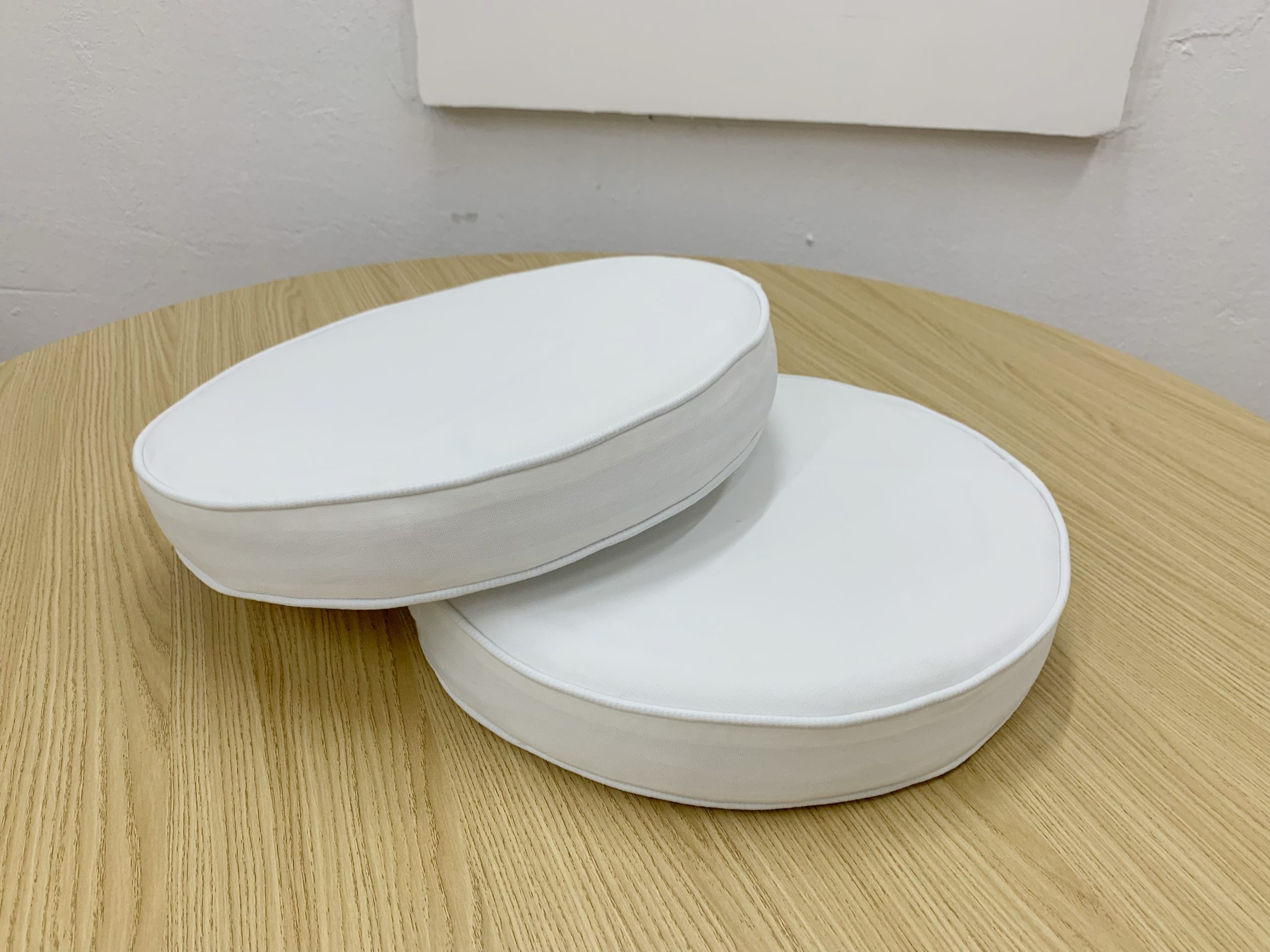 Round English White Cushion Cover